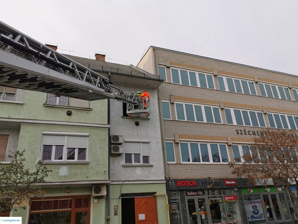 Az ablakon keresztül jutottak be a mentők, de a házban lakó életét nem lehetett megmenteni