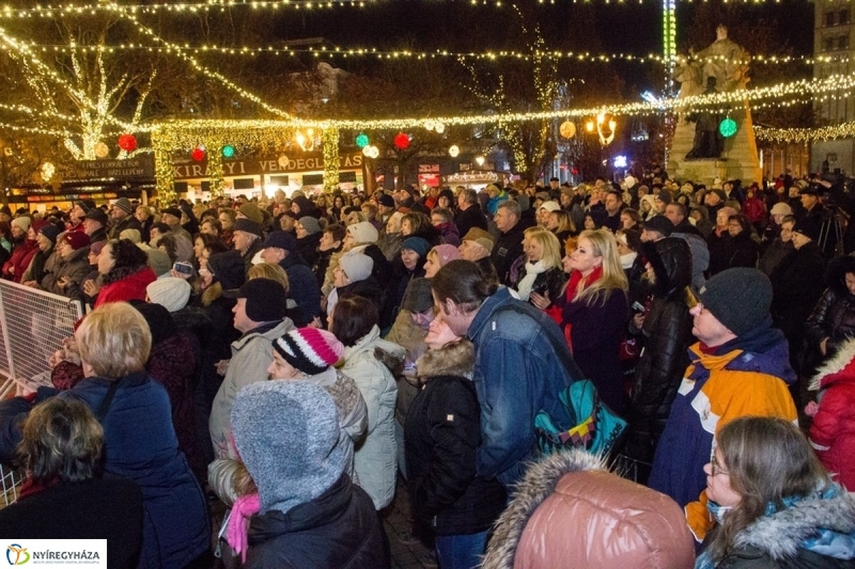 Már ég a második adventi gyertya