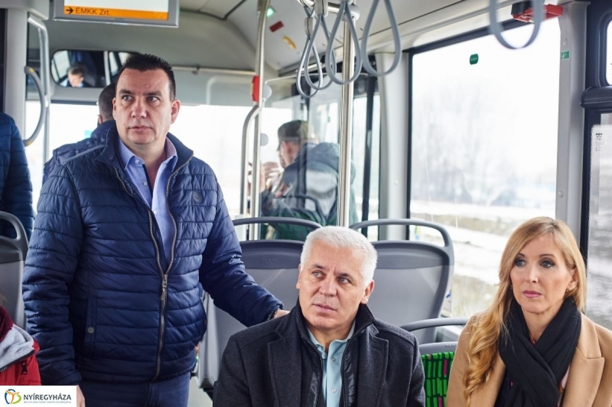 Kipróbálták a sajtósok az új buszokat