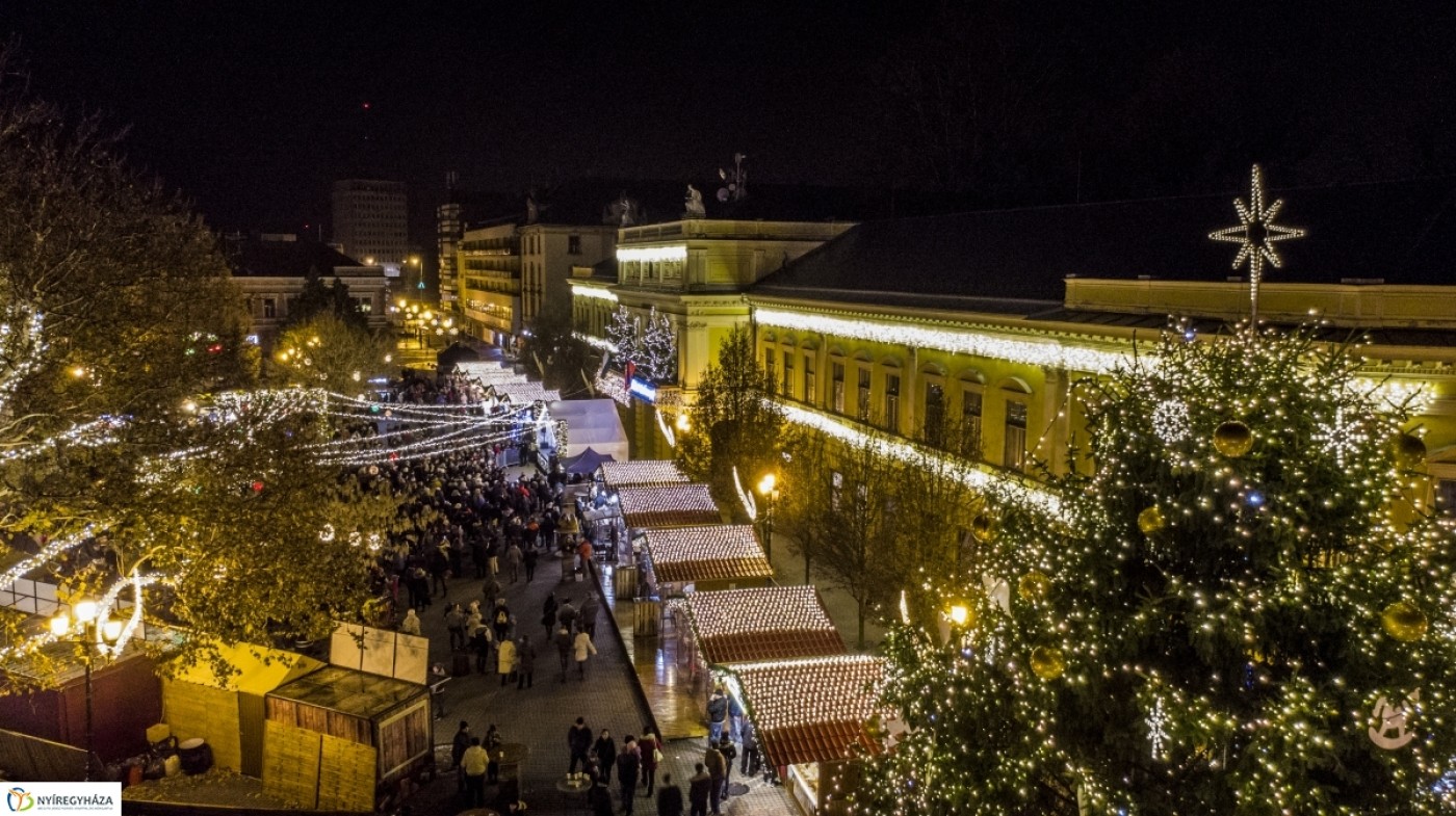 Nézd meg az adventi forgatagot a magasból!