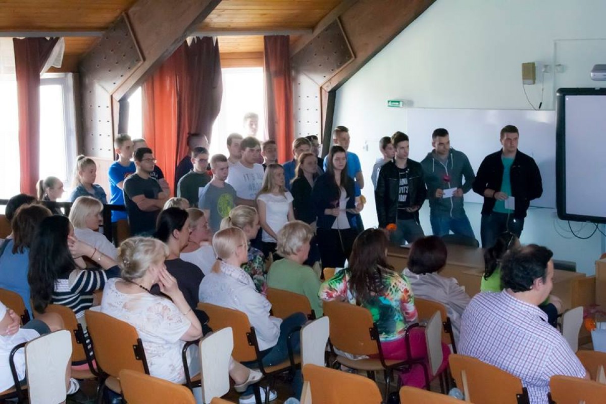 A takarító néniktől is búcsúztak