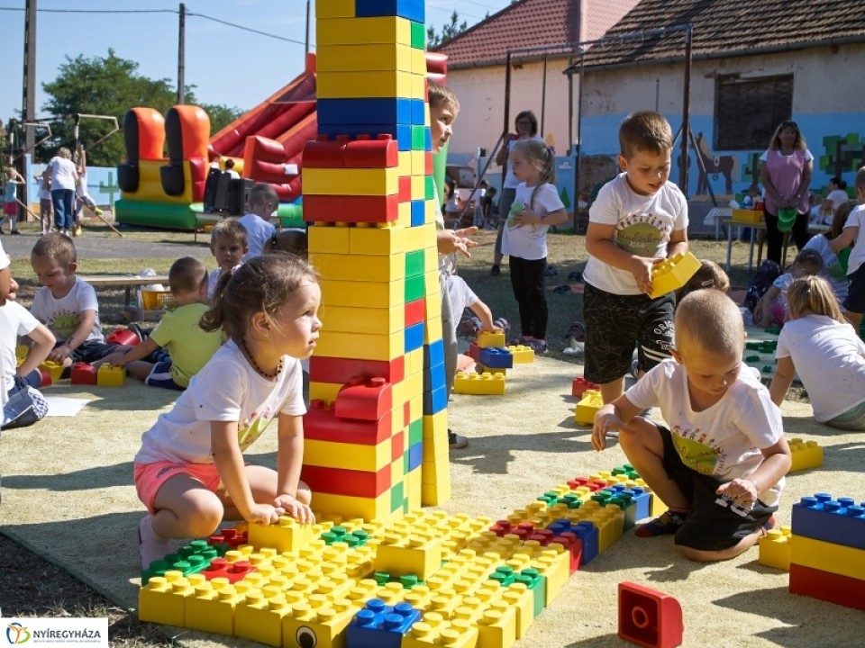 FELÚJÍTJA A LEGO A SZÁZSZORSZÉP ÓVODA MELLETTI SPORTPÁLYÁT