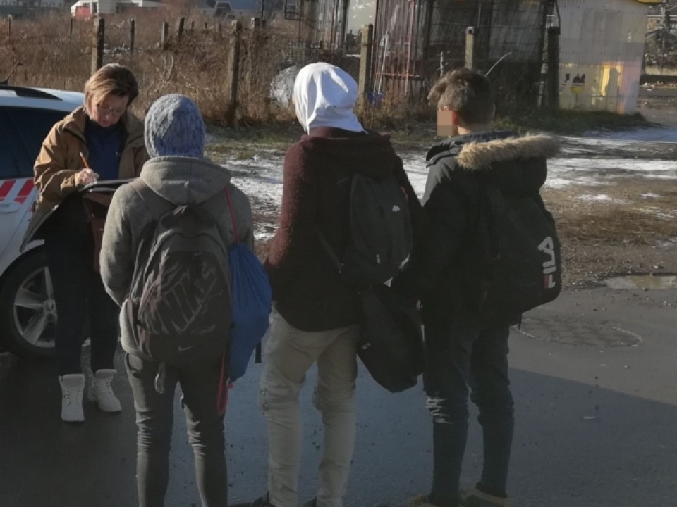 TANÍTÁSI NAPON CSELLENGŐ DIÁKOKAT ELLENŐRIZTEK