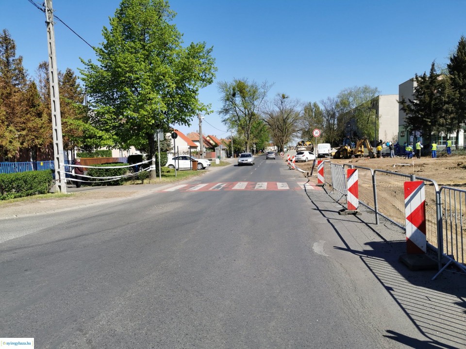 A zebrán sem lehet átkelni Örökösföldön! - Zajlanak a munkálatok