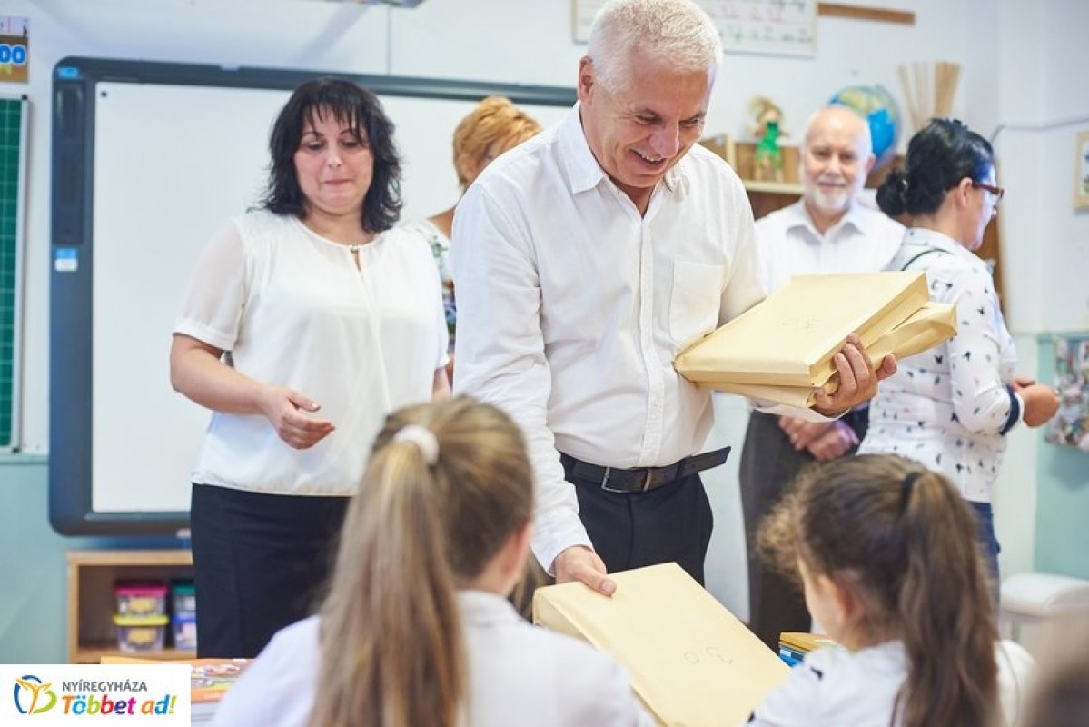 Tanszercsomagot kaptak a nyíregyházi alsós általános iskolások