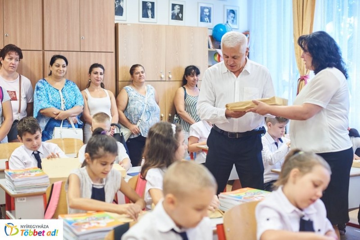 Tanszercsomagot kaptak a nyíregyházi alsós általános iskolások