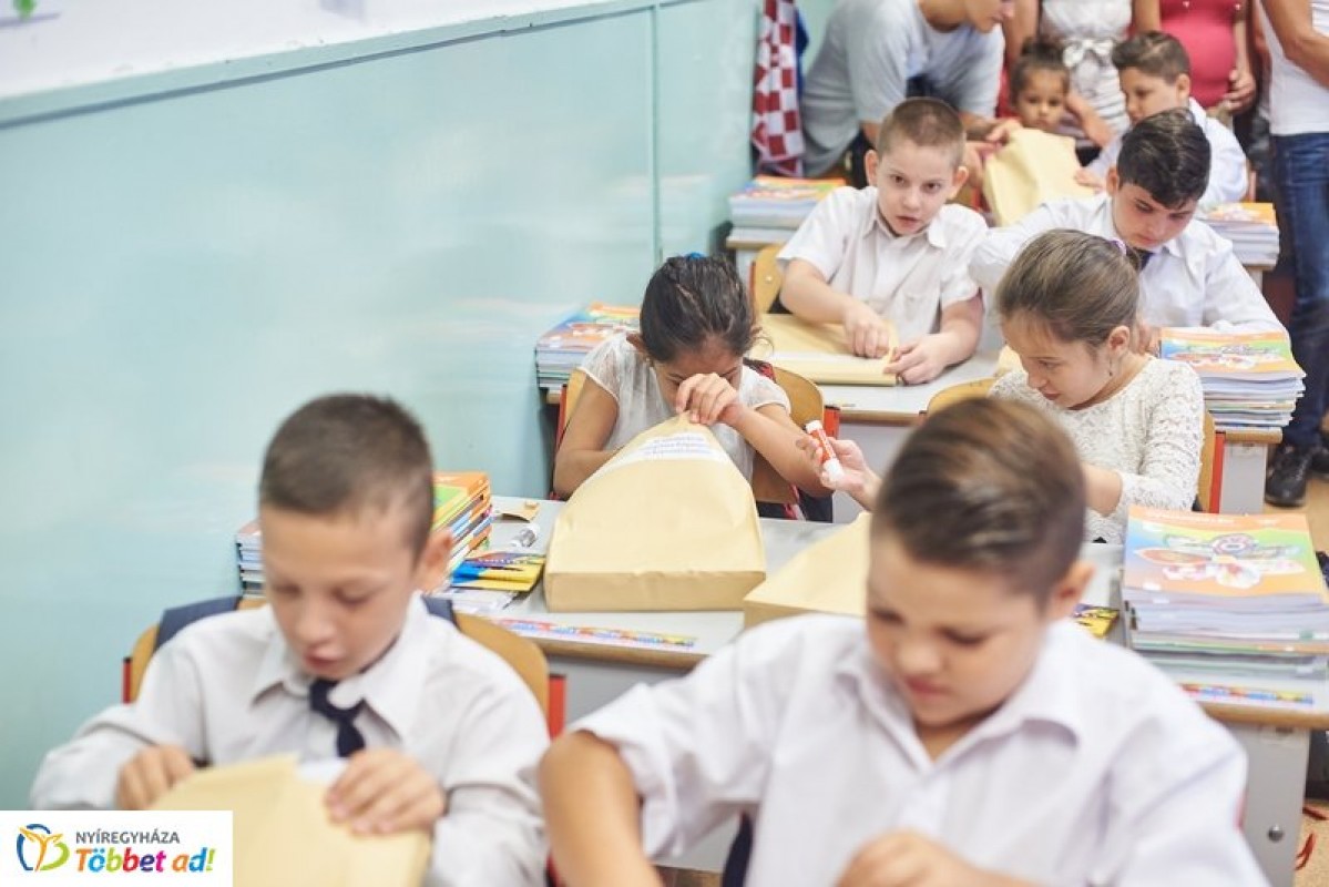 Tanszercsomagot kaptak a nyíregyházi alsós általános iskolások