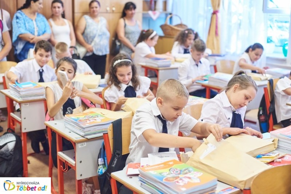 Tanszercsomagot kaptak a nyíregyházi alsós általános iskolások