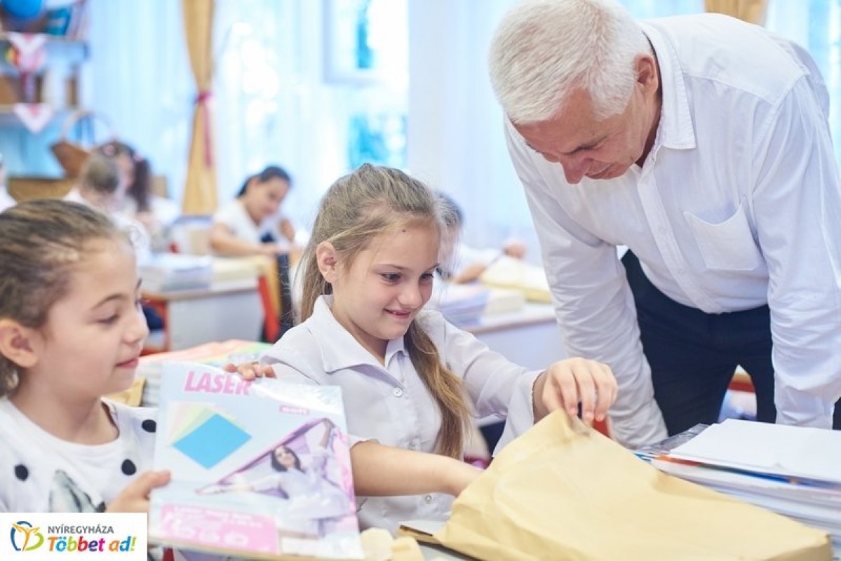 Tanszercsomagot kaptak a nyíregyházi alsós általános iskolások