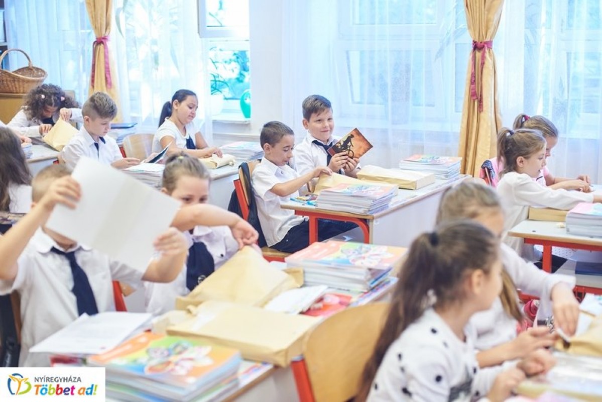 Tanszercsomagot kaptak a nyíregyházi alsós általános iskolások