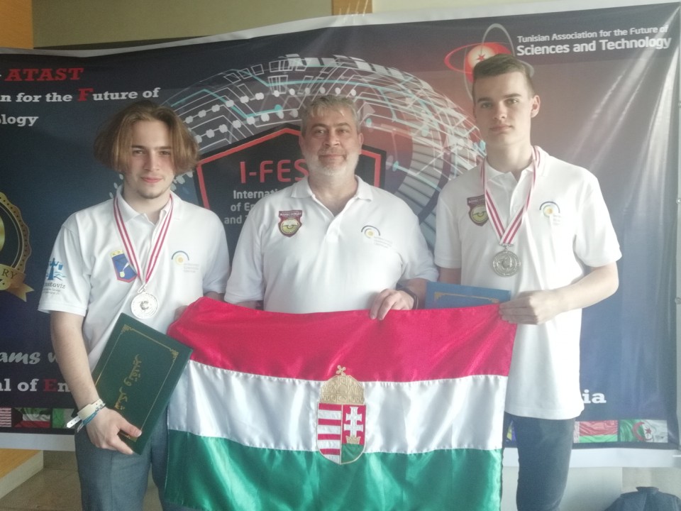 Színesen csillogó érmekkel térnek haza a Bánkirobot Team tagjai Afrika legnagyobb ifjúsági tudományos fesztiváljáról