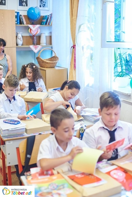 Tanszercsomagot kaptak a nyíregyházi alsós általános iskolások