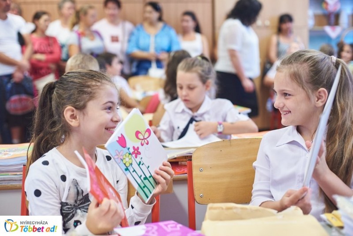 Tanszercsomagot kaptak a nyíregyházi alsós általános iskolások