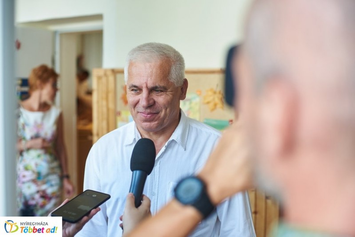 Tanszercsomagot kaptak a nyíregyházi alsós általános iskolások