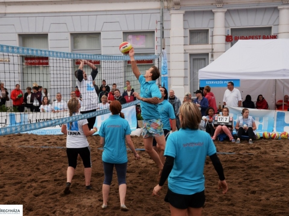 Strandröplabda a Kossuth téren