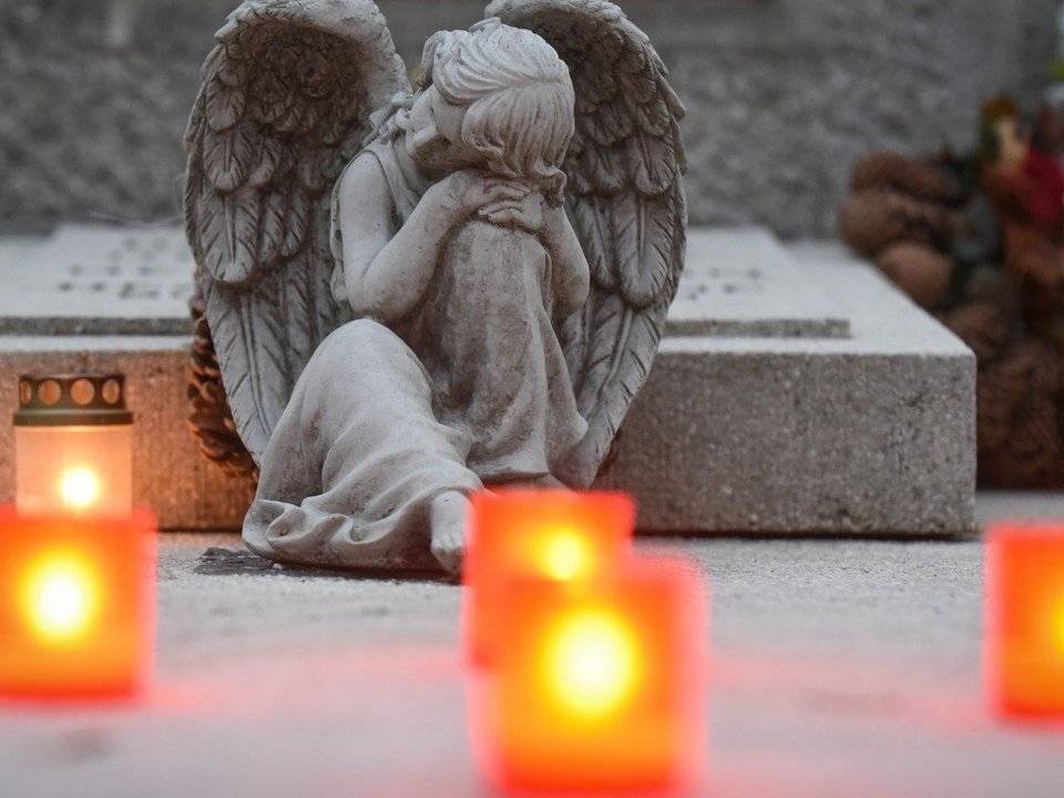 KÖZELEG MINDENSZENTEK ÉS HALOTTAK NAPJA