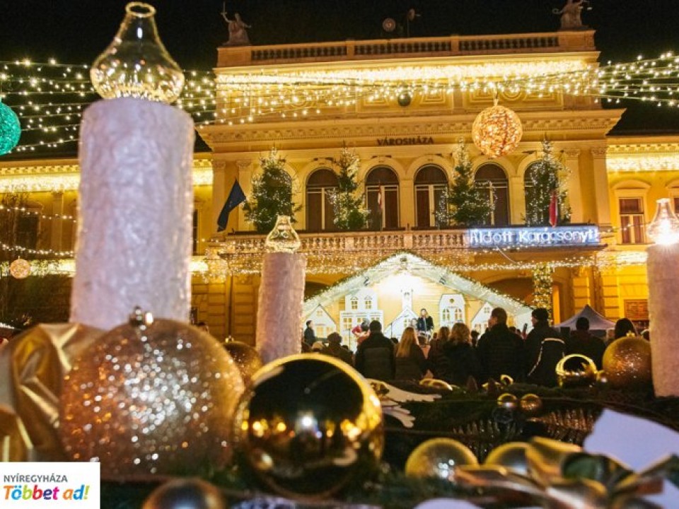 December 1-jén felkapcsolják az ünnepi fényeket és megnyit a forgatag