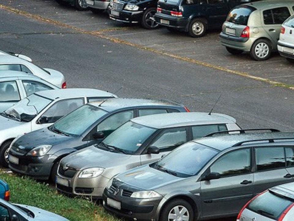 OLCSÓBBAN PARKOLHATUNK AZ ISKOLÁKNÁL