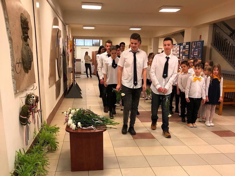 Névadójukra emlékeztek az Aranyban