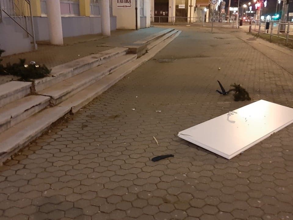 Ajtóval és díszekkel együtt dobták ki a karácsonyfát a harmadik emeletről a belvárosban