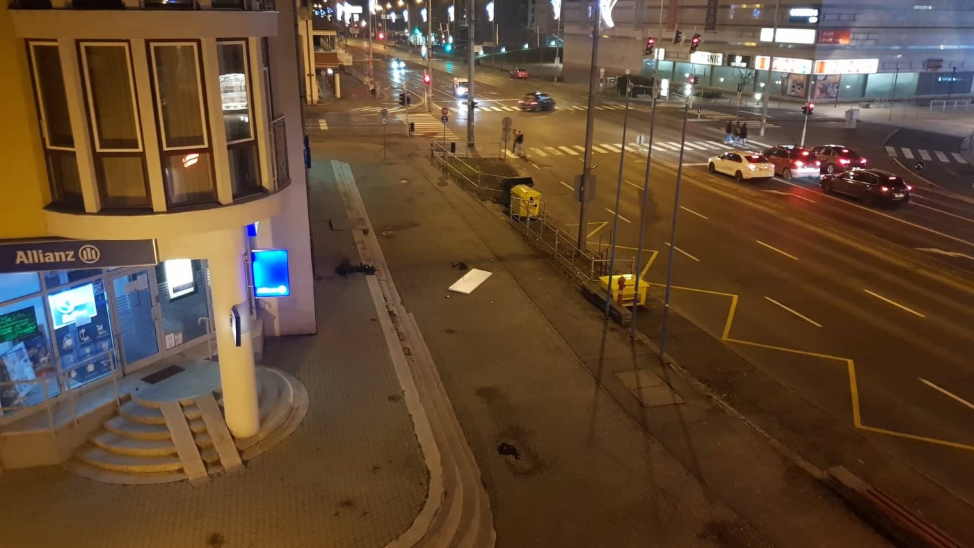 Ajtóval és díszekkel együtt dobták ki a karácsonyfát a harmadik emeletről a belvárosban
