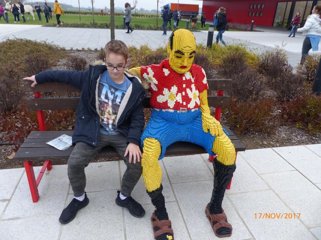 A Lego gyárban jártak az aranyos diákok