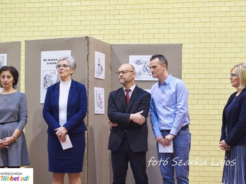 Egyedülálló karikatúrákból nyílt kiállítás a Vasvári Pál Gimnáziumban