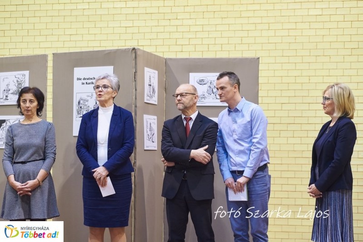 Egyedülálló karikatúrákból nyílt kiállítás a Vasvári Pál Gimnáziumban