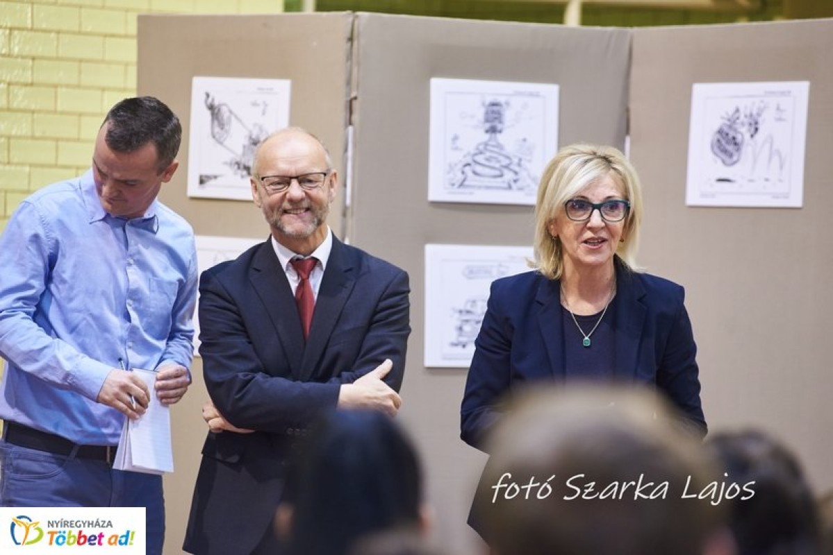 Egyedülálló karikatúrákból nyílt kiállítás a Vasvári Pál Gimnáziumban