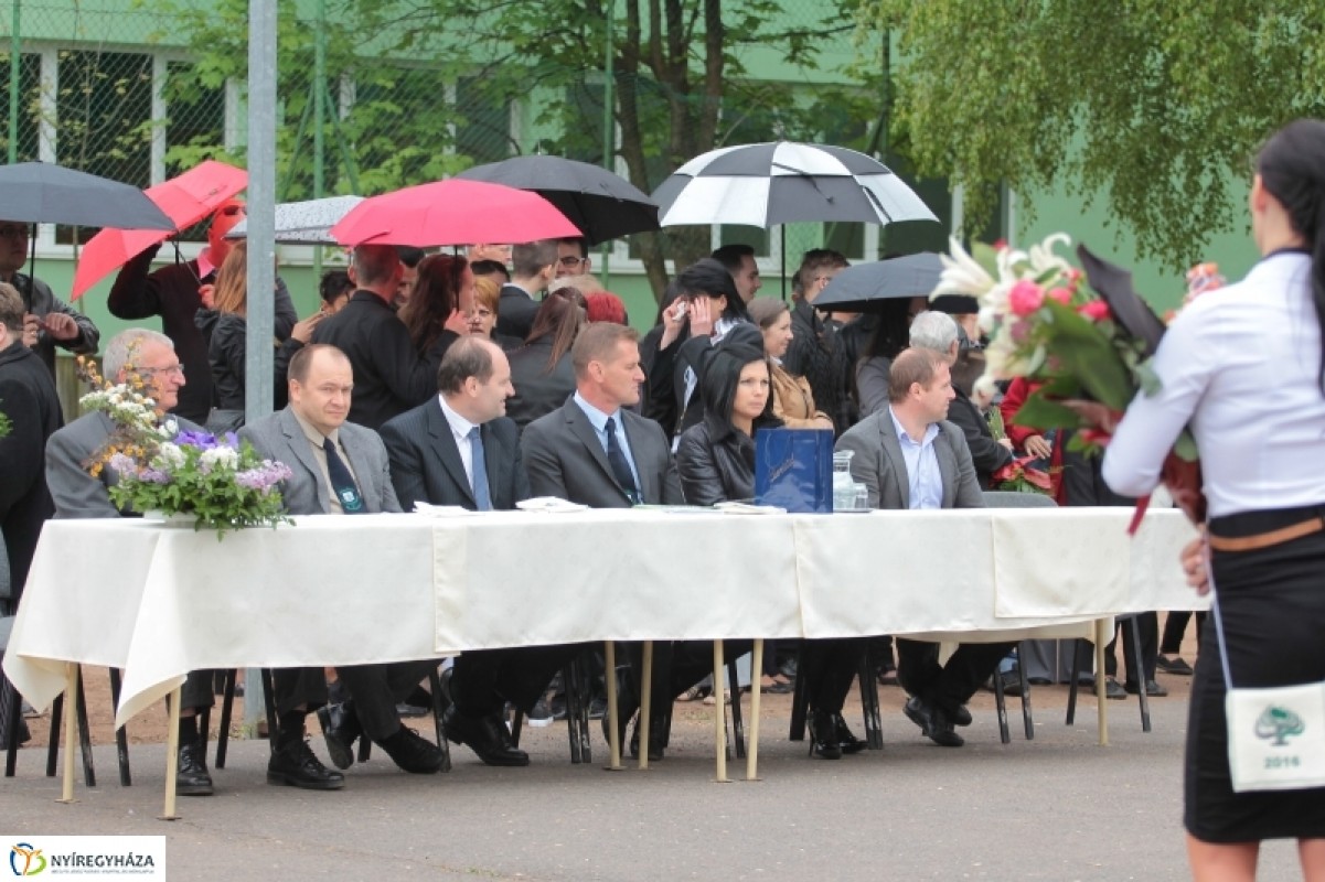 Elballagtak a Lippaiból is