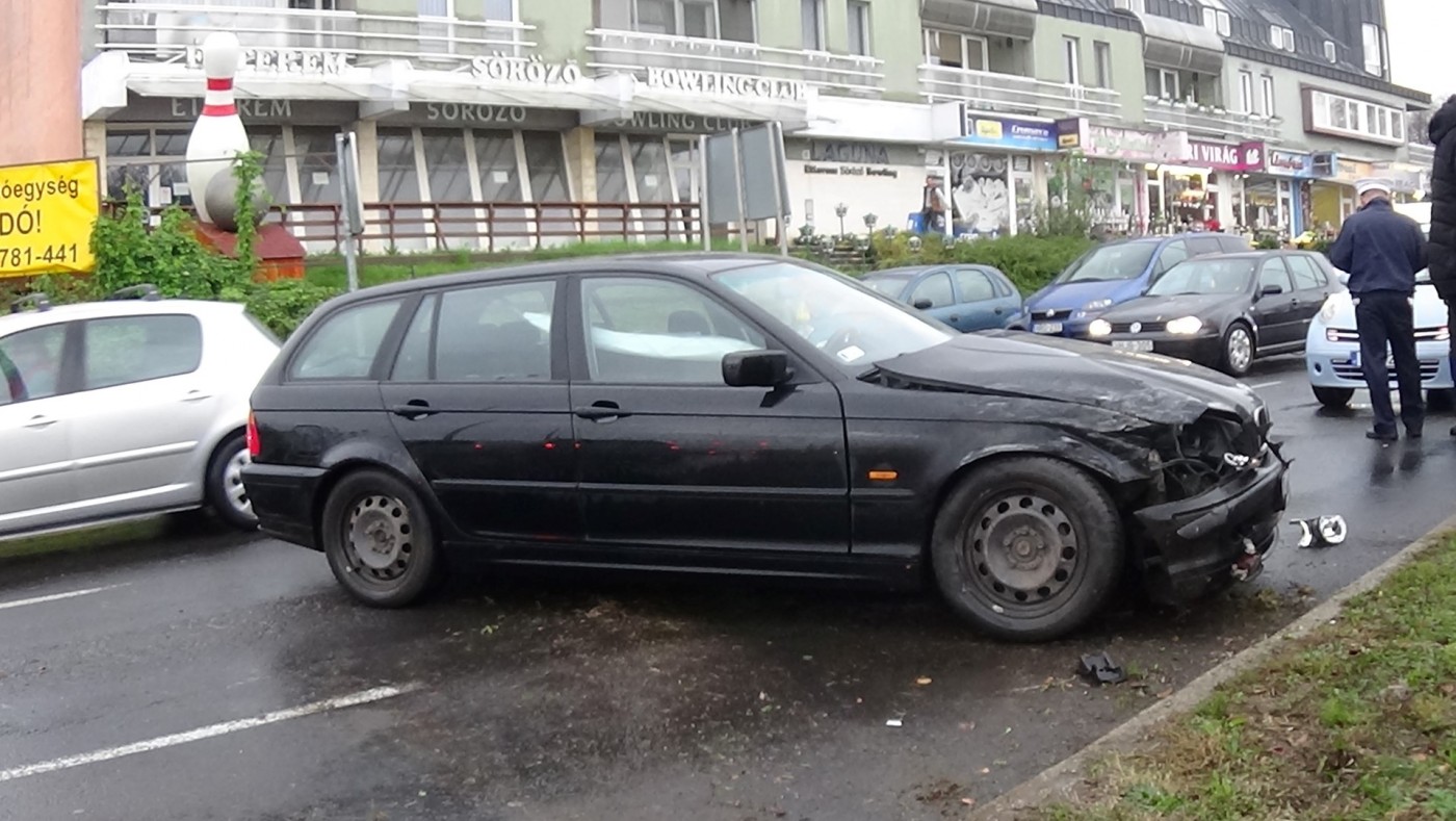 Baleset! - Átrepülte az útelválasztó padkát és a szemközti sávban közlekedő autónak csapódott