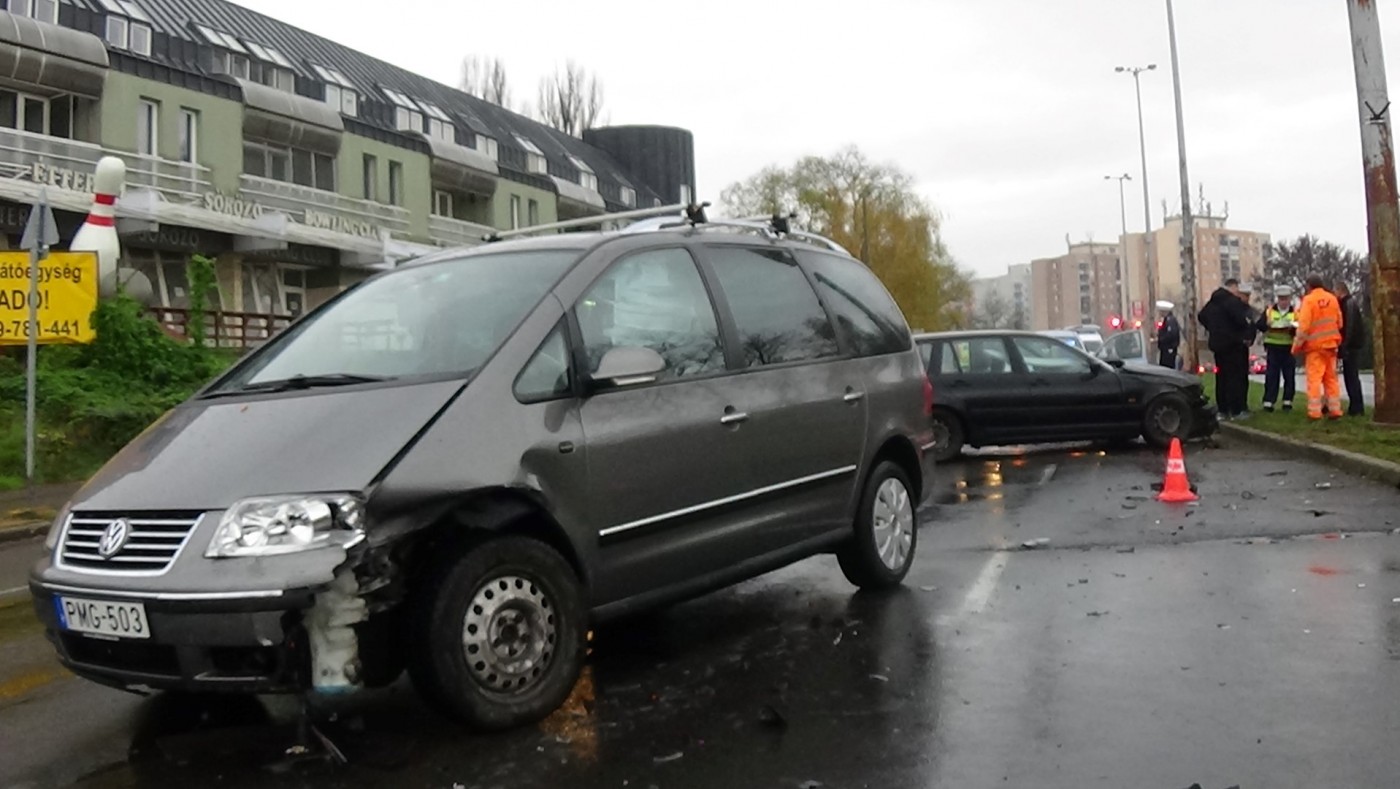 Baleset! - Átrepülte az útelválasztó padkát és a szemközti sávban közlekedő autónak csapódott
