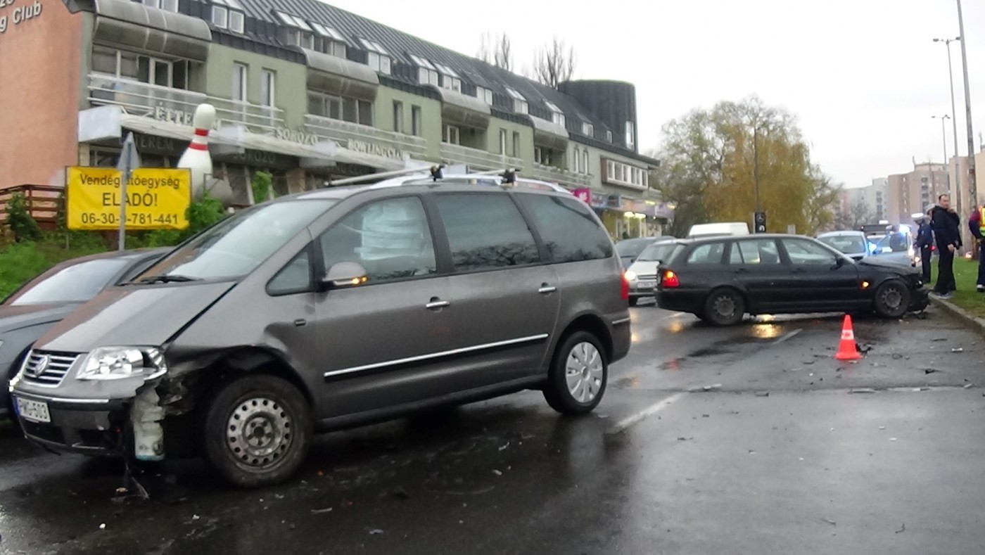 Baleset! - Átrepülte az útelválasztó padkát és a szemközti sávban közlekedő autónak csapódott