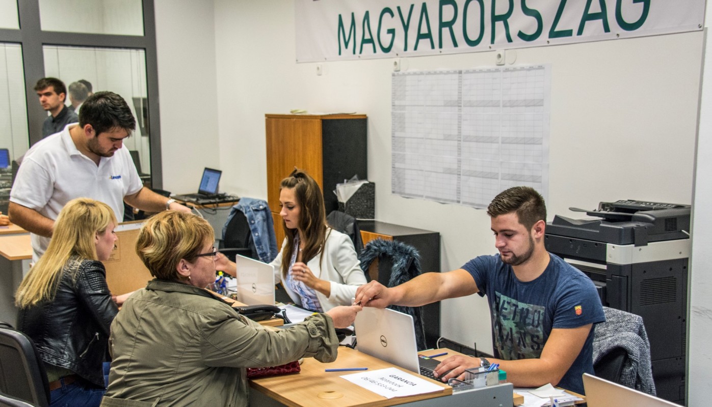 Egy szál rózsával köszönte meg