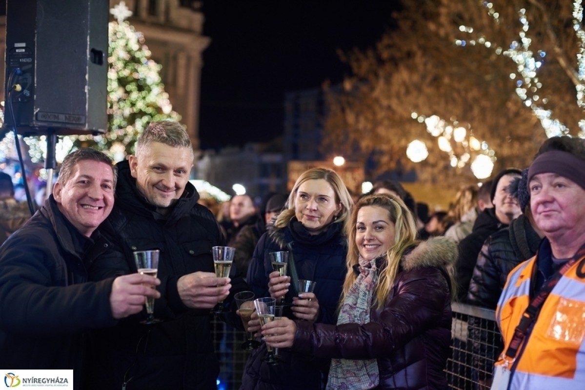 FANTASZTIKUS VÁROSI SZILVESZTER- SZTÁROK ÉS TŰZIJÁTÉK NYÍREGYHÁZÁN!