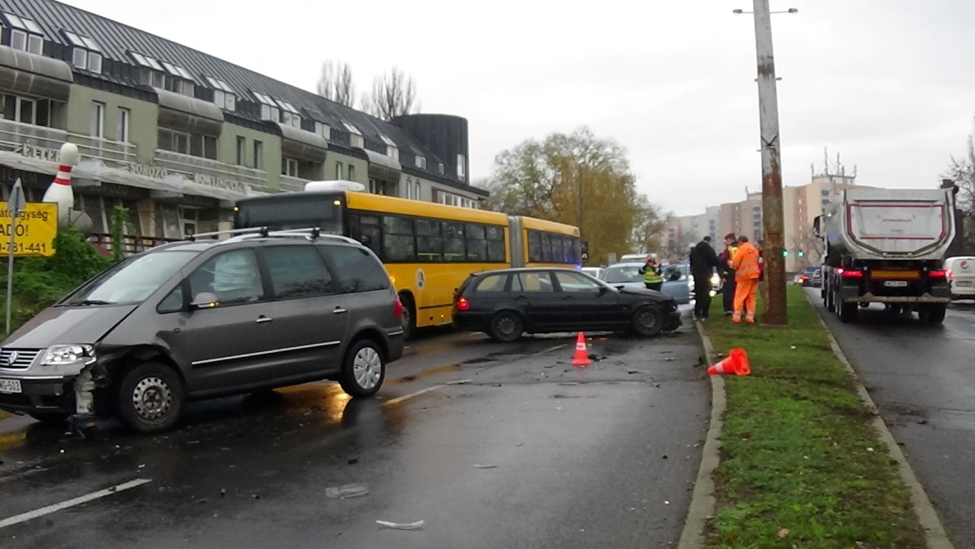 Baleset! - Átrepülte az útelválasztó padkát és a szemközti sávban közlekedő autónak csapódott
