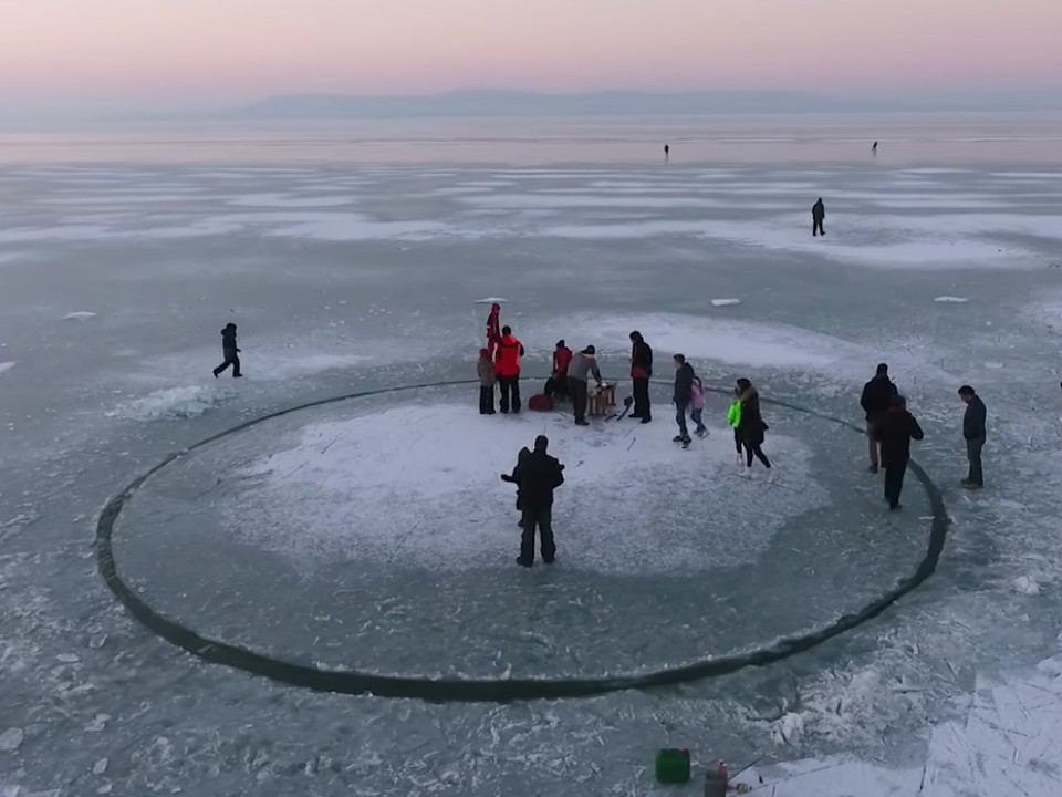 JÉGKÖRHINTA A BALATONON