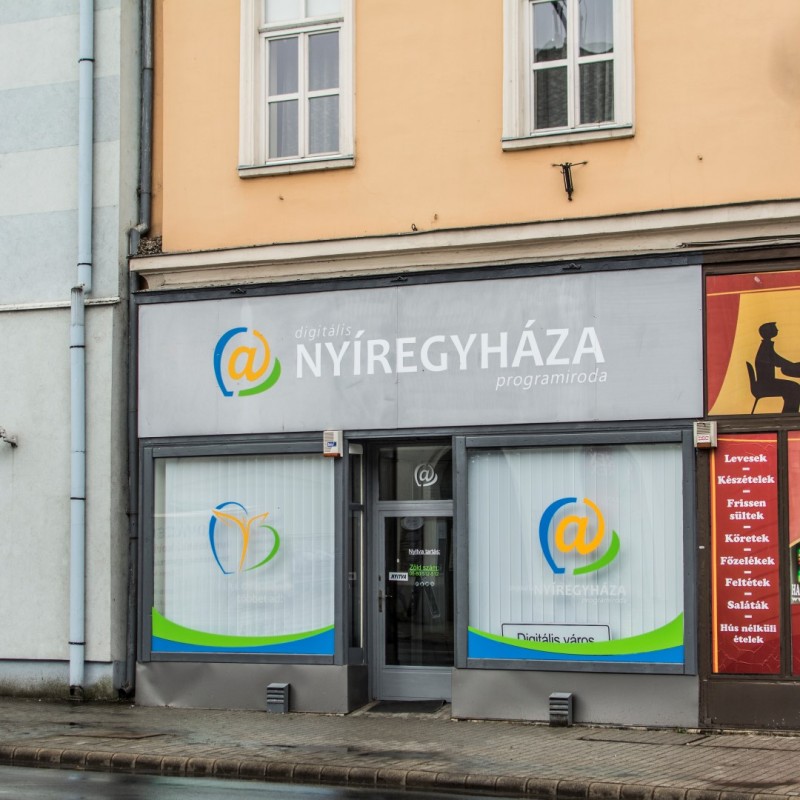 Egy szál rózsával köszönte meg