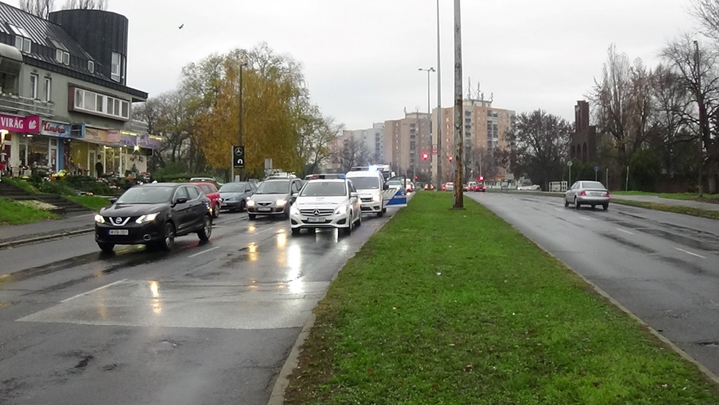 Baleset! - Átrepülte az útelválasztó padkát és a szemközti sávban közlekedő autónak csapódott