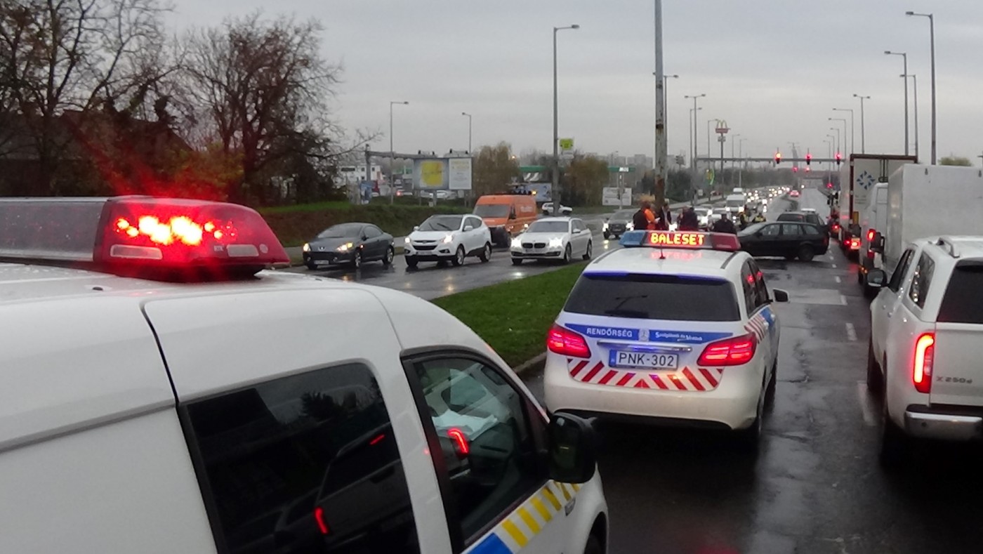 Baleset! - Átrepülte az útelválasztó padkát és a szemközti sávban közlekedő autónak csapódott