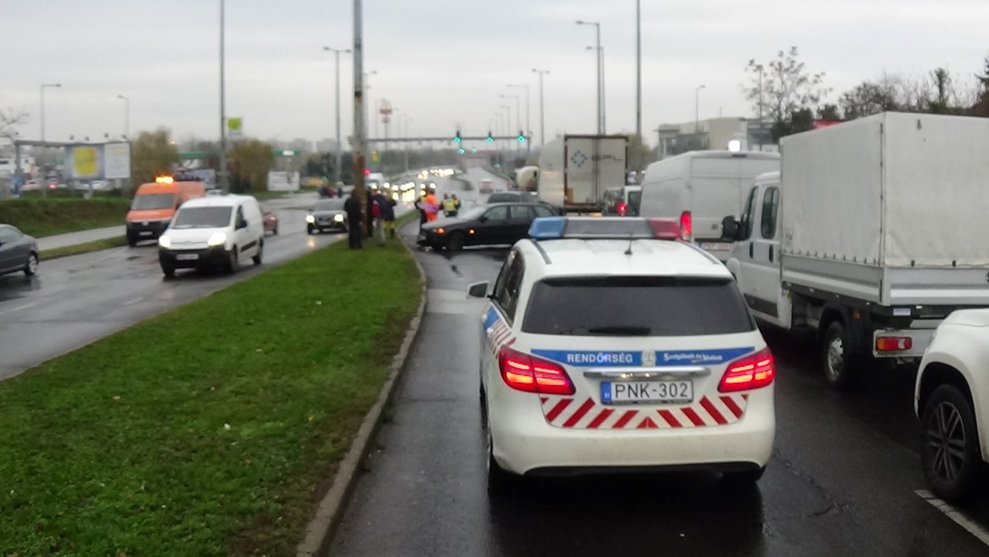 Baleset! - Átrepülte az útelválasztó padkát és a szemközti sávban közlekedő autónak csapódott