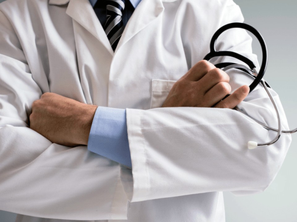 Álorvosok halálos betegségeket diagnosztizálva csaltak ki pénzt idősektől