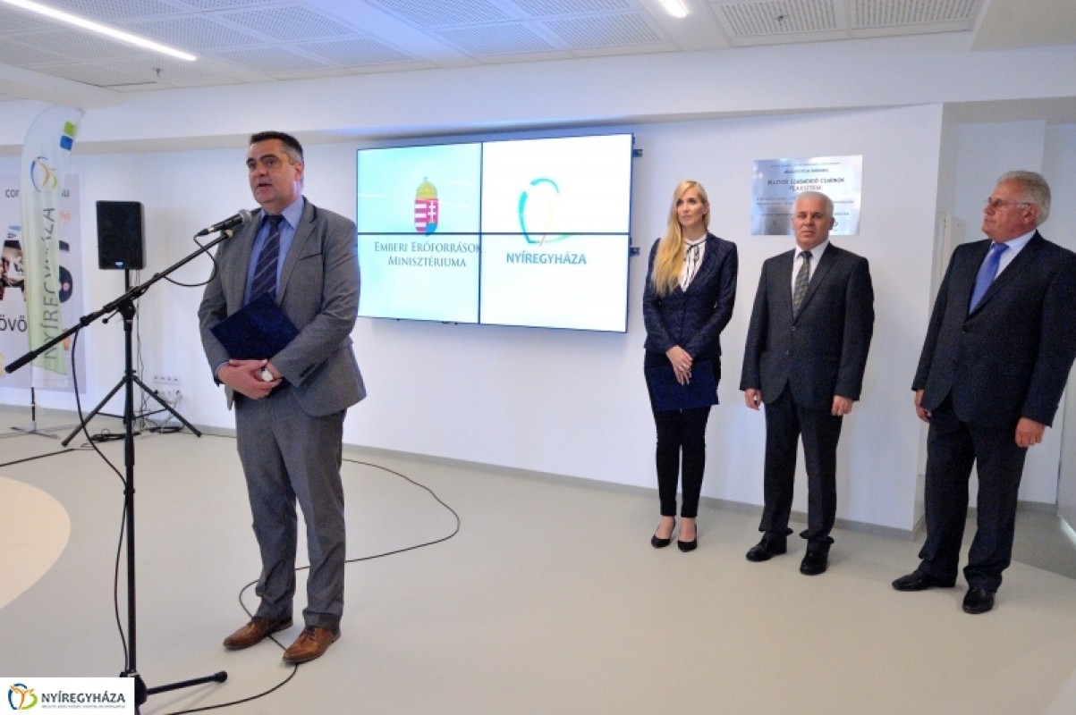Az átadóünnepség megvolt, kezdődhet a mérkőzés