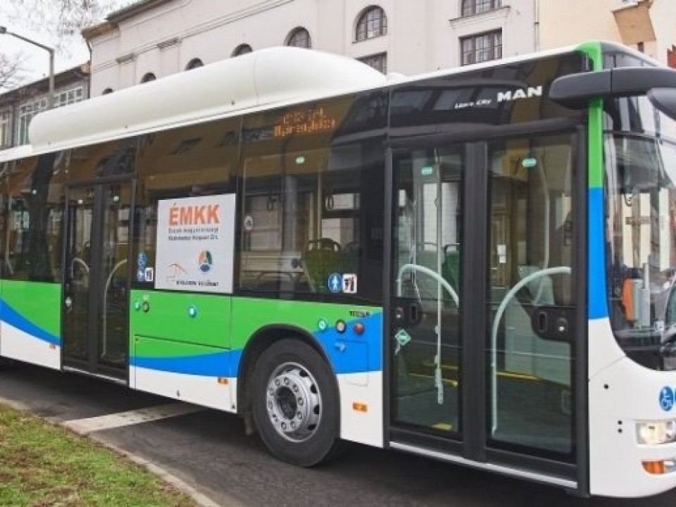 Külön segíti az érettségizőket a májustól érvényes új, átmeneti buszmenetrend Nyíregyházán