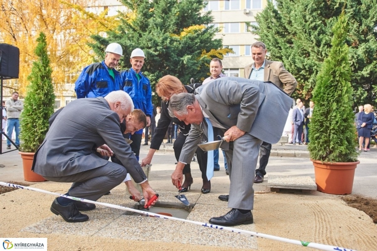 Parkolóház épül a kórházban