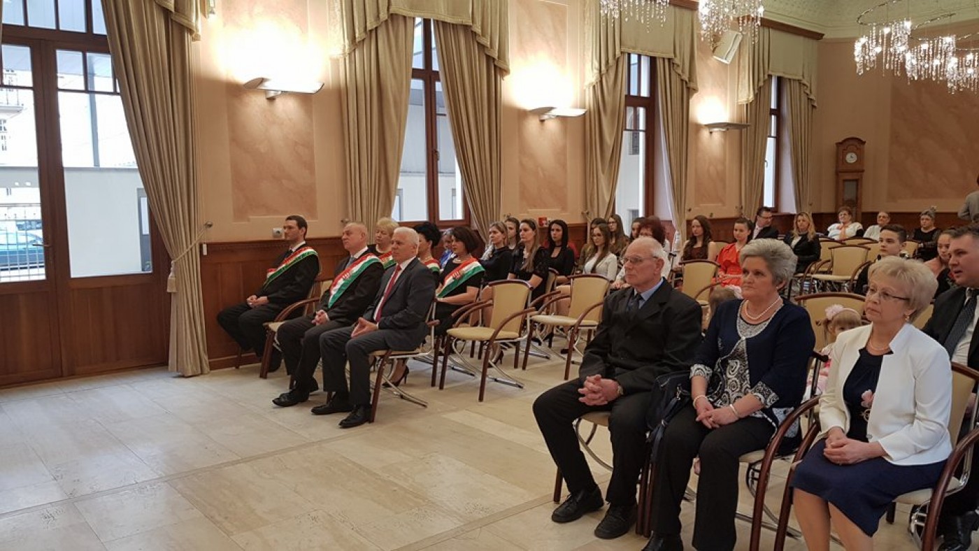 Az első pár, akik a Gróf Károlyi Ferenc teremben házasodtak össze