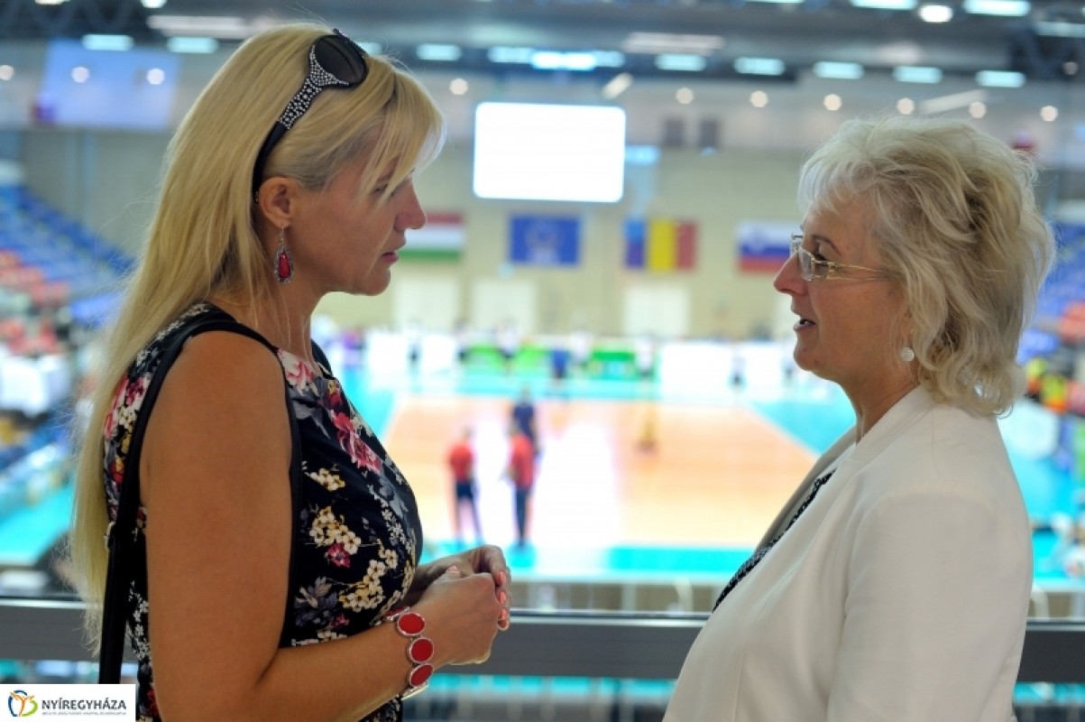 Az átadóünnepség megvolt, kezdődhet a mérkőzés