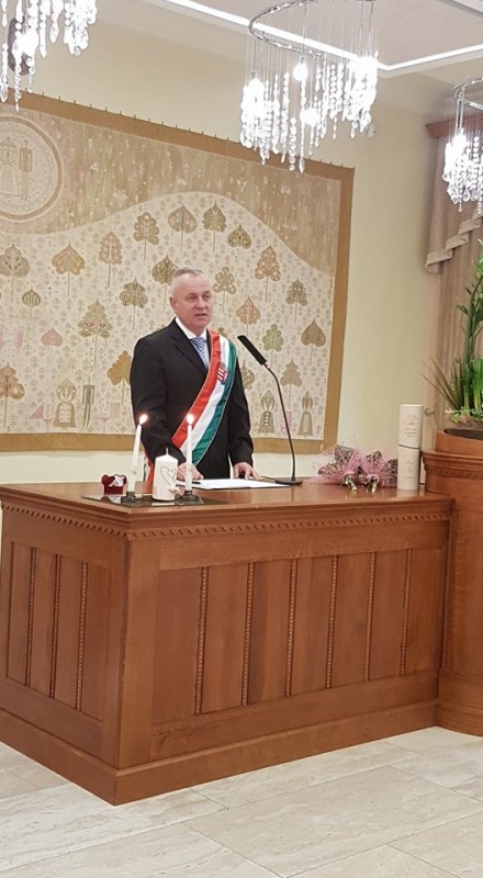 Az első pár, akik a Gróf Károlyi Ferenc teremben házasodtak össze
