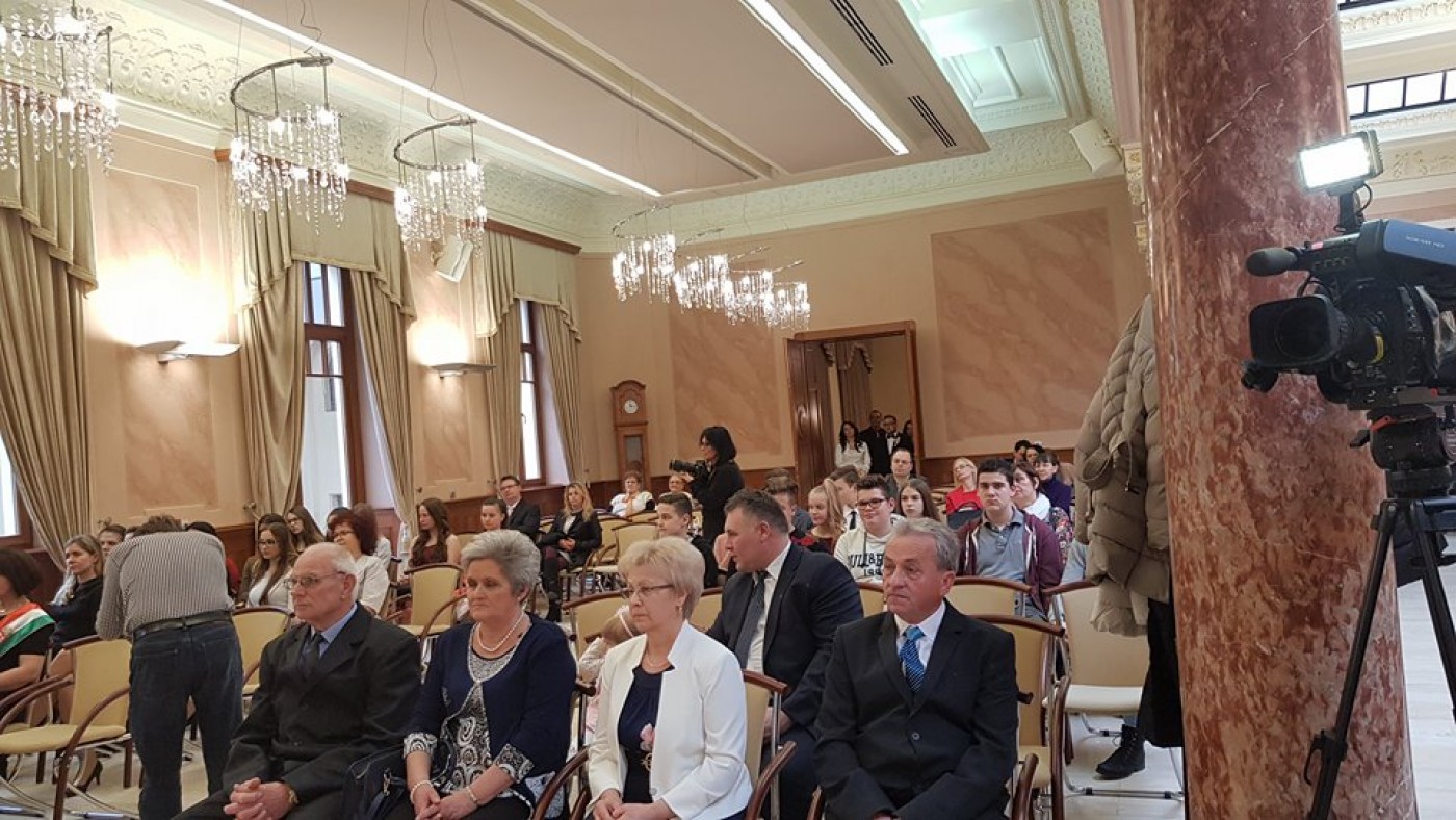 Az első pár, akik a Gróf Károlyi Ferenc teremben házasodtak össze