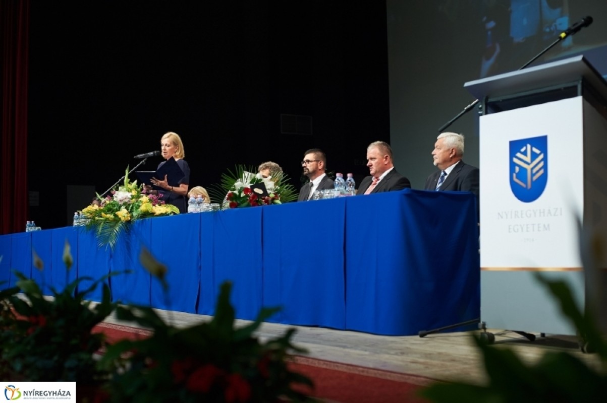 A DIPLOMÁSOKAT ÜNNEPELTÉK AZ EGYETEMEN
